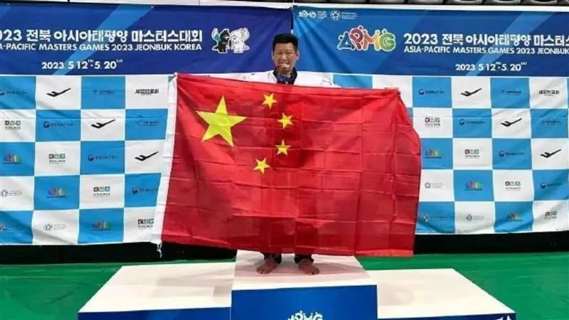 李东宪曾在韩国参加比赛领奖时高举五星红旗