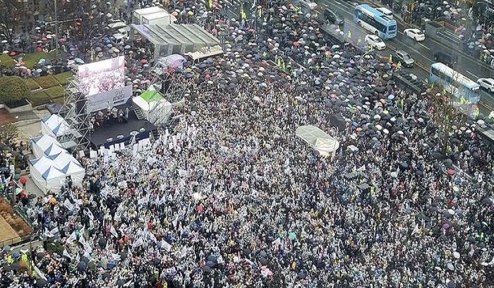 韩国釜山市中心上万民众雨中集会要求释放总统尹锡悦