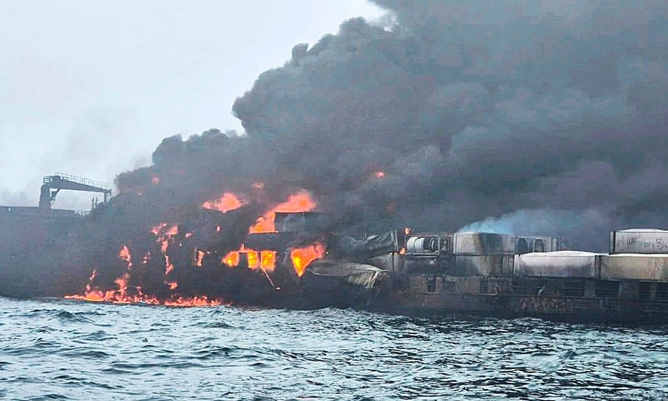 一艘美国注册的油轮“Stena Immaculate”号与一艘悬挂葡萄牙国旗的集装箱船“Solong”号在英国北海相撞